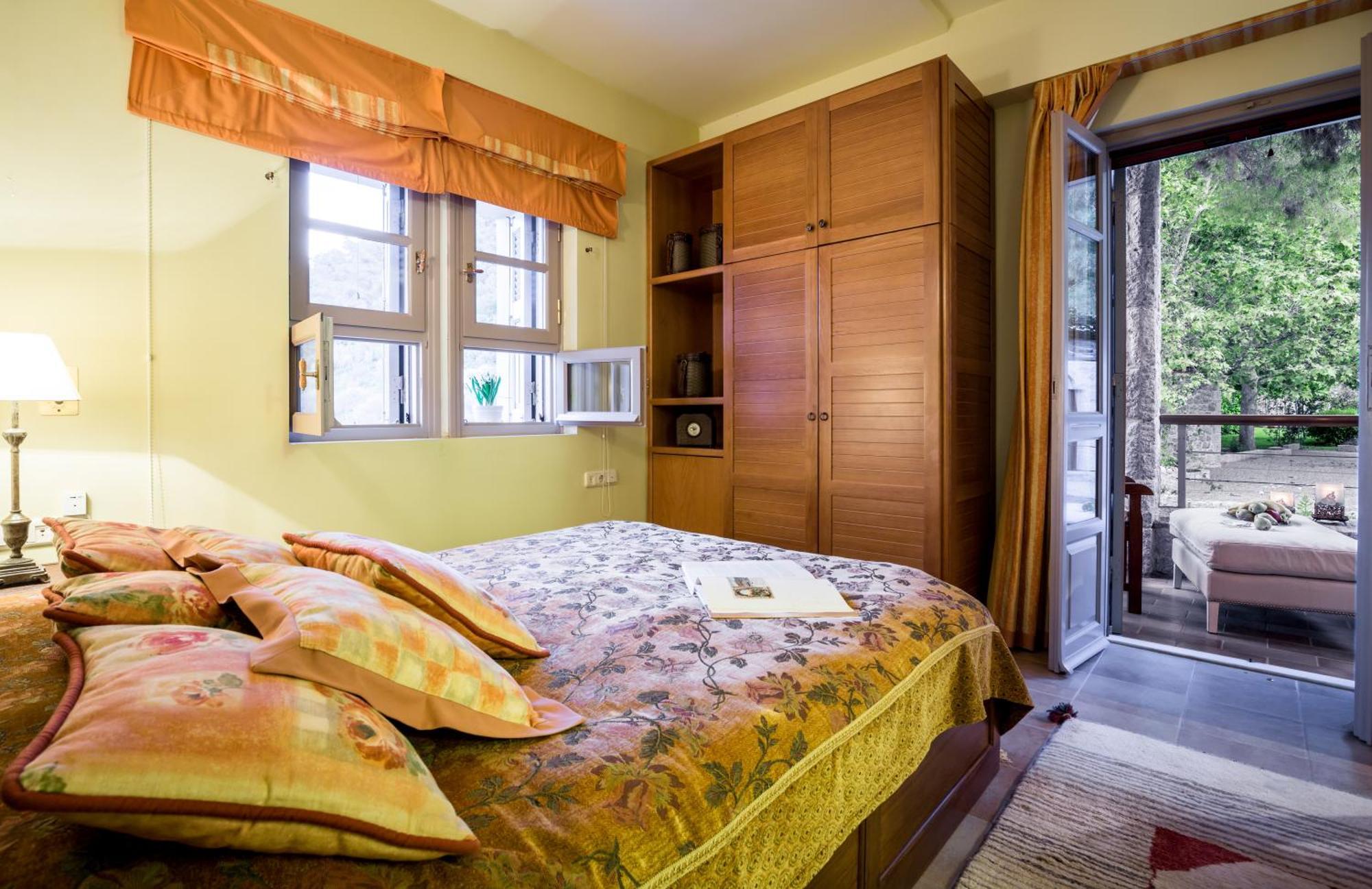 Elia Junior Suite In Epidavros With Shared Pool 尼亚埃普伊达夫罗斯 外观 照片