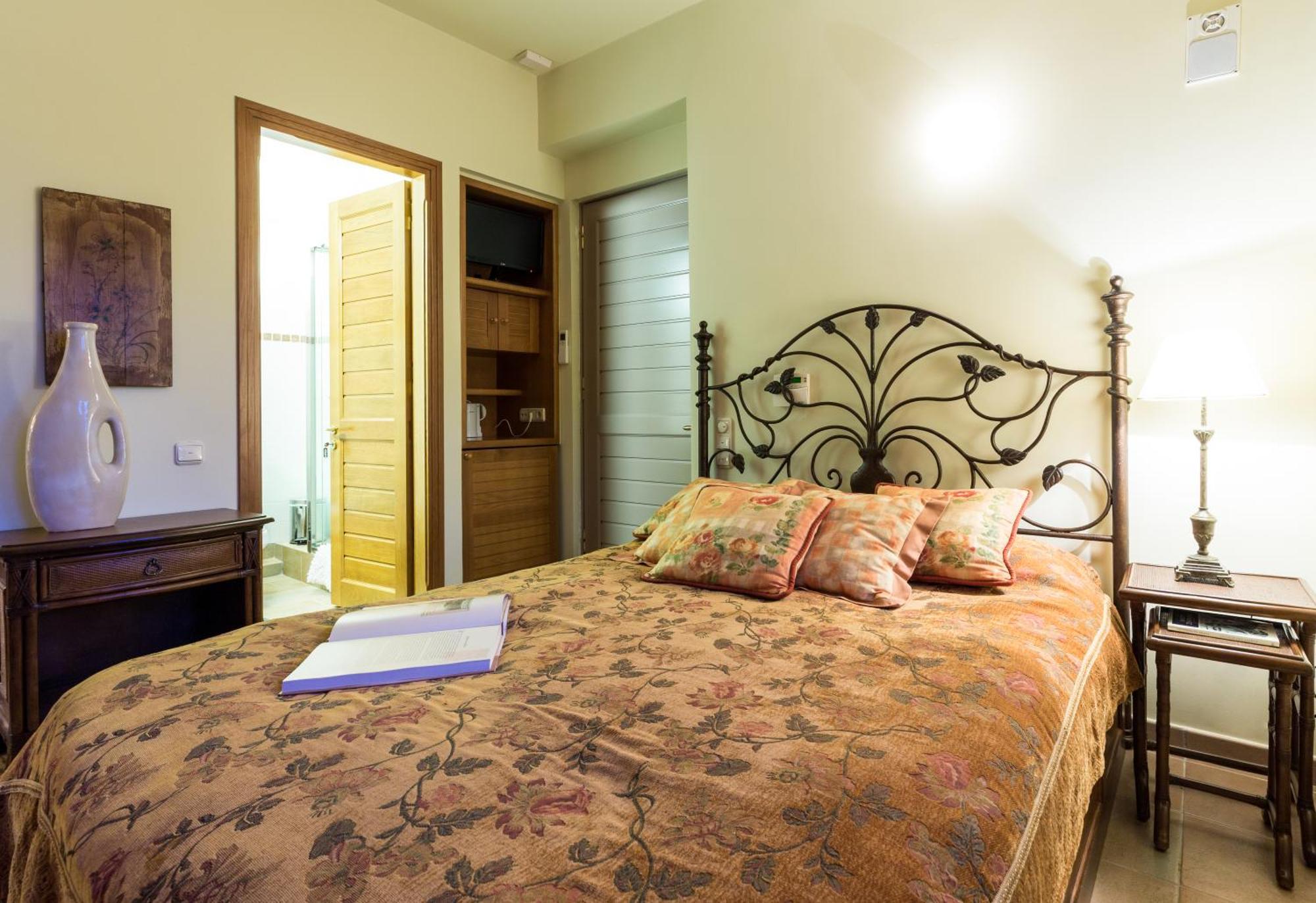 Elia Junior Suite In Epidavros With Shared Pool 尼亚埃普伊达夫罗斯 外观 照片